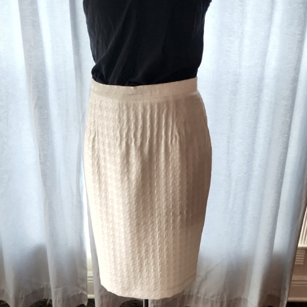 Elegant Valentino Miss V 80s/ 90s Cream Houndstooth Skirt